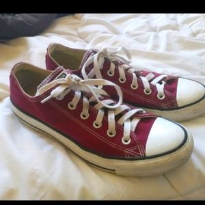 Burgundy red woman's converse chucks 8